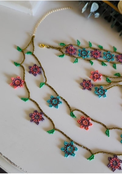 Takı Seti El Yapımı Mor , Turkuaz, Somon, Yeşil, Kahverengi Boncuklu Çiçek Tasarımlı Kolye Küpe Ve Bileklik Seti Bohem Takı Seti - Özel Seri Çok Renkli Takı Seti El Yapımı Mor , Turkuaz, Somon, Yeşil, Kahverengi Boncuklu Çiçek Tasarımlı Kolye Küpe Ve Bileklik Seti Bohem Takı Seti - Özel Seri Çok Renkli