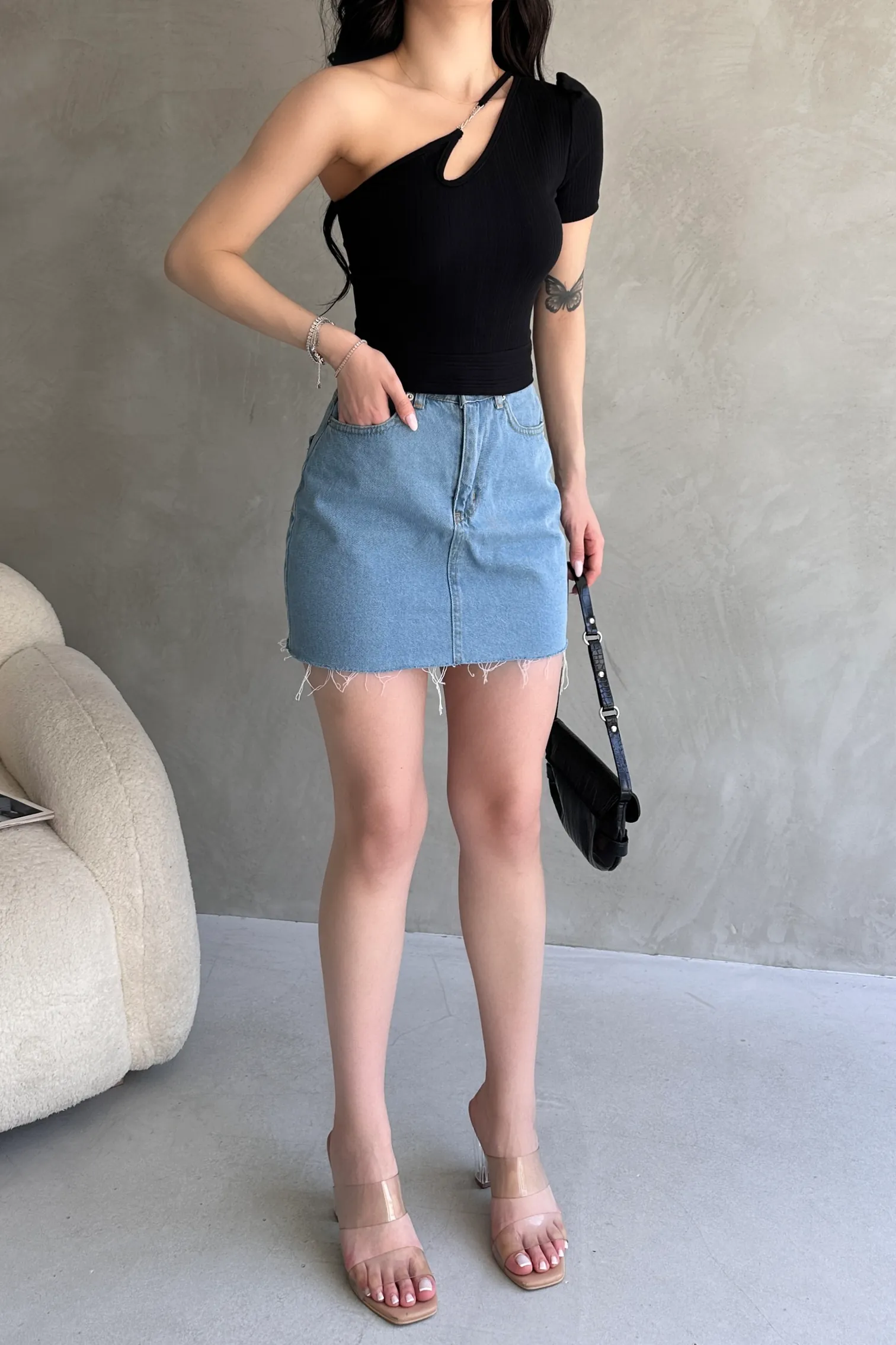 Nido Tek Omuz Zincir Detaylı Crop Bluz siyah