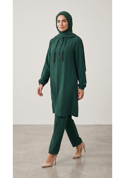 Ece giyim Kadın Önden Yarım Düğmeli Kolları Lastikli Pantolon Beli Lastikli Ayrobin Takım -jenna29 Zümrüt Ece giyim Kadın Önden Yarım Düğmeli Kolları Lastikli Pantolon Beli Lastikli Ayrobin Takım -jenna29 Zümrüt