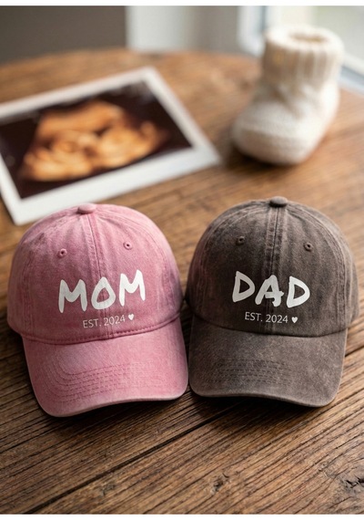 Emybox Mom Dad Çift Şapka - Yıkamalı Eskitme Kumaş Ayarlanabilir Ölçü Tokalı Baskılı Hatıra Şapkası Est2024 Pembe - Füme