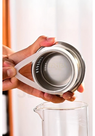 1500 Ml Borosilikat Cam Çizgili Sürahi Süzgeçli Metal Kapaklı, Isıya Dayanıklı Şık Tasarım