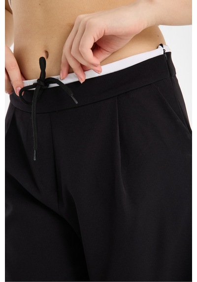 Gugus Kadın Wide Leg Kumaş Bol Paça Pantolon Beli Bağcıklı Beyaz Garni Detaylı Fermuar Kapamalı Siyah Gugus Kadın Wide Leg Kumaş Bol Paça Pantolon Beli Bağcıklı Beyaz Garni Detaylı Fermuar Kapamalı Siyah