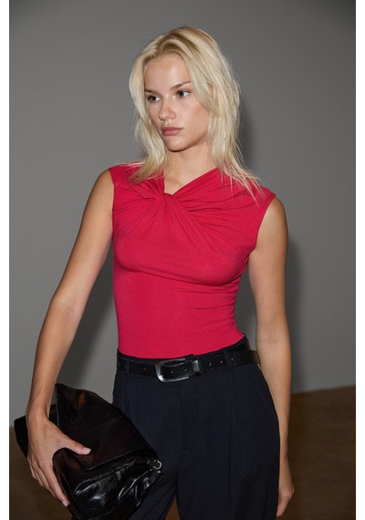 Grımelange Orılenna Kadın Önü Düğüm Detaylı Vücudu Saran Sıfır Kollu Slim Fit Fuşya Bluz Fuşya Grımelange Orılenna Kadın Önü Düğüm Detaylı Vücudu Saran Sıfır Kollu Slim Fit Fuşya Bluz Fuşya