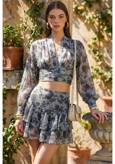 Fashion Cocktail Akışkan Dokulu Katmanlı V-dekolteli Şifon Kollu Kat Etekli V-yaka Çiçekli Glam Etek Bluz Takım Mavi Fashion Cocktail Akışkan Dokulu Katmanlı V-dekolteli Şifon Kollu Kat Etekli V-yaka Çiçekli Glam Etek Bluz Takım Mavi