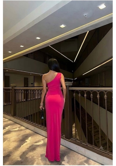 DefyModa Kadın Sandy Kumaş Tek Omuz Balık Kesim Abiye Elbise Pembe