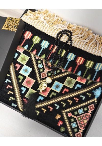 Hediyelik Seccade Tesbih Seti Kilim Desenli Kadife Astarlı Seccade, Kristal Tesbih Ve Özel Kutulu Lüks Hediye Seti Siyah Hediyelik Seccade Tesbih Seti Kilim Desenli Kadife Astarlı Seccade, Kristal Tesbih Ve Özel Kutulu Lüks Hediye Seti Siyah