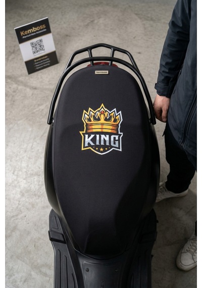 Kemboss King Baskılı Motor Sele Kılıfı Lastikli Bağlamalı Universal Uyumlu Motosiklet Koltuk Koruyucu Siyah