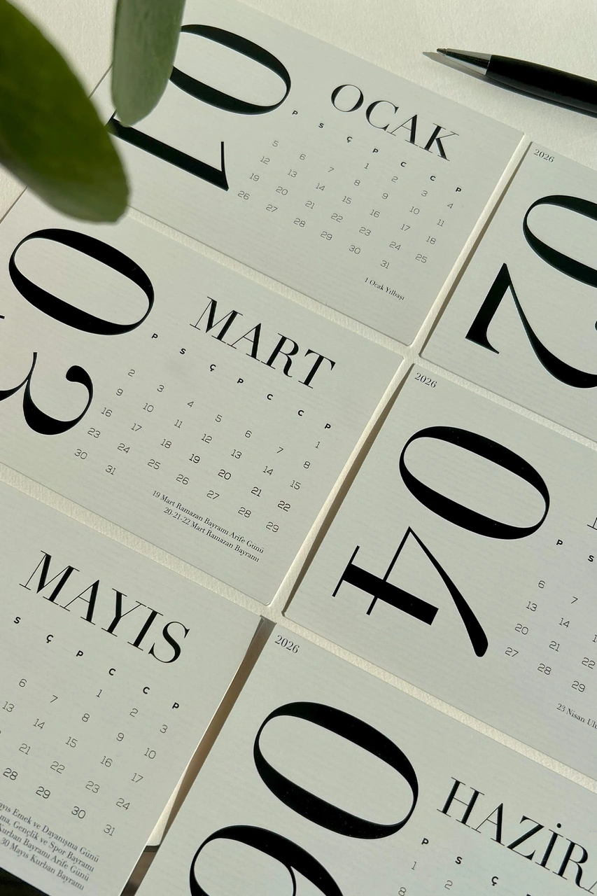 2026 Tipografik Masa Takvimi Siyah Beyaz Minimal Tasarım Ahşap Standlı Modern Takvim