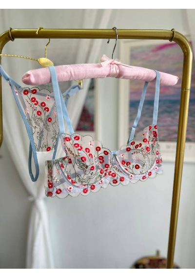 Noateks Bebe Mavisi Üzerine Kırmızı Gelincik Nakış İşlemeli Şeffaf Tül Bralet Takım Açık Mavi Noateks Bebe Mavisi Üzerine Kırmızı Gelincik Nakış İşlemeli Şeffaf Tül Bralet Takım Açık Mavi