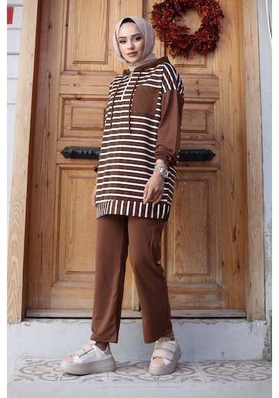 Genel Markalar Moda Efsa Tesettür Giyim Kapüşonlu Ve Önü Yarım Fermuarlı Çizgili 2 İplik Pantalon İle Tunik Takım Kahverengi Kahverengi Genel Markalar Moda Efsa Tesettür Giyim Kapüşonlu Ve Önü Yarım Fermuarlı Çizgili 2 İplik Pantalon İle Tunik Takım Kahverengi Kahverengi