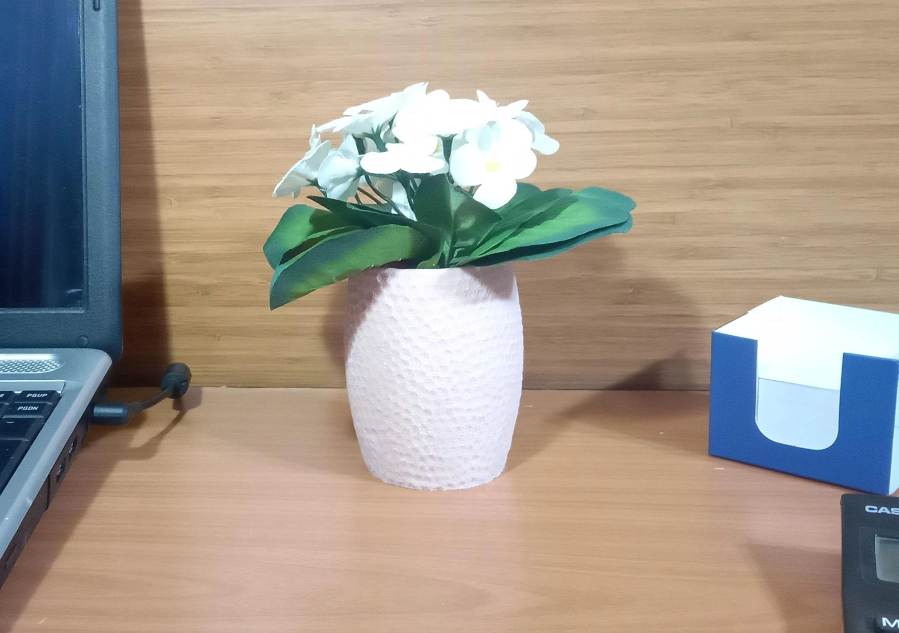 2 Adet Vazo Dahil,vazoda Çiçek,beyaz Yapay Çiçek,vazo Pembe Petek Desenli Poliresin 8x8x15cm Çok Renkli