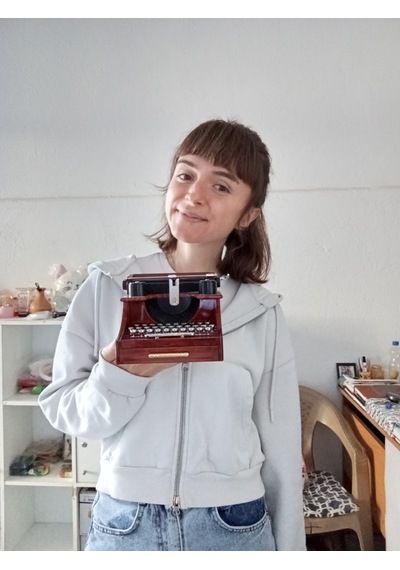 Geçmişe Müzikal Bir Yolculuk: Nostaljik Daktilo Tasarımlı Müzik Kutusu Kahverengi