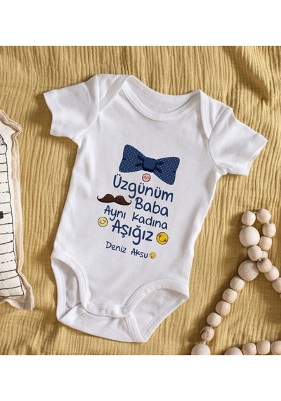 Bk Gift Bk Kids İsimli Aynı Kadına Aşığız Tasarımlı Bebek Body Zıbın - Model 1 Sarı