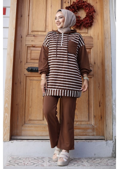 Genel Markalar Moda Efsa Tesettür Giyim Kapüşonlu Ve Önü Yarım Fermuarlı Çizgili 2 İplik Pantalon İle Tunik Takım Kahverengi Kahverengi Genel Markalar Moda Efsa Tesettür Giyim Kapüşonlu Ve Önü Yarım Fermuarlı Çizgili 2 İplik Pantalon İle Tunik Takım Kahverengi Kahverengi