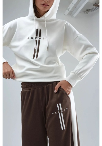 Hiccup Modal Dokulu Kapüşonlu Sweatshirt Ve Şerit Detaylı Pantolon Takımı Bersan Collection Beyaz Hiccup Modal Dokulu Kapüşonlu Sweatshirt Ve Şerit Detaylı Pantolon Takımı Bersan Collection Beyaz