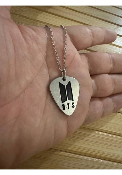 Bts K-pop Grubu Pena Şeklinde Çift Taraflı Rock İşaretli Unisex Metal Kolye Çok renkli