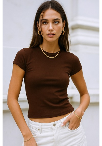 Kadın Kahverengi Esnek Kumaşlı Vücuda Oturan Slim Fit Kısa Kollu Crop T-shirt Kahverengi