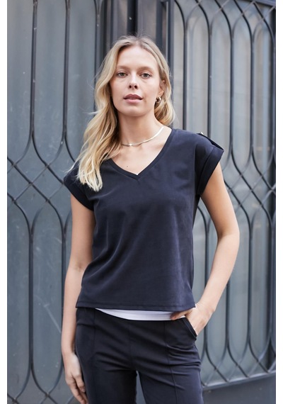 Jument Kadın Modal İpeksi Likralı Kumaş V Yaka Duble Kollu Apoletli Yanları Yırtmaçlı T-shirt Bluz-siyah Siyah Jument Kadın Modal İpeksi Likralı Kumaş V Yaka Duble Kollu Apoletli Yanları Yırtmaçlı T-shirt Bluz-siyah Siyah