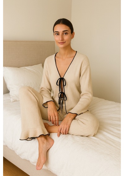 Elmoda Kadın Fırfır Paça Bürümcük Kumaş Ev Pijama Takımı V Yaka Bağlamalı Üst Bej Siyah Detaylı Bej Bej Elmoda Kadın Fırfır Paça Bürümcük Kumaş Ev Pijama Takımı V Yaka Bağlamalı Üst Bej Siyah Detaylı Bej Bej