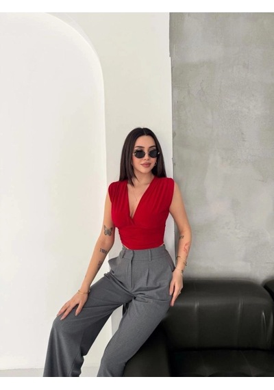 Freedom Storee Kadın Vatkalı Kolsuz V Yaka Drapeli Crop Bluz Likralı Fit - Kırmızı Çok Renkli