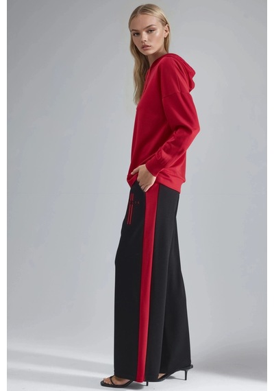 Hiccup Modal Dokulu Kapüşonlu Sweatshirt Ve Şerit Detaylı Pantolon Takımı Bersan Collection Kırmızı Hiccup Modal Dokulu Kapüşonlu Sweatshirt Ve Şerit Detaylı Pantolon Takımı Bersan Collection Kırmızı