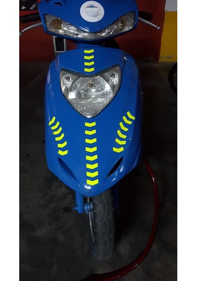 Ok Şeklinde Floresan Sarı Sticker Çınar Extreme
