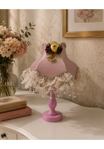 Pudra Pembe Klasik Model Gold Süslemeli Pembe Ahşap Ayaklı Abajur 45x28cm