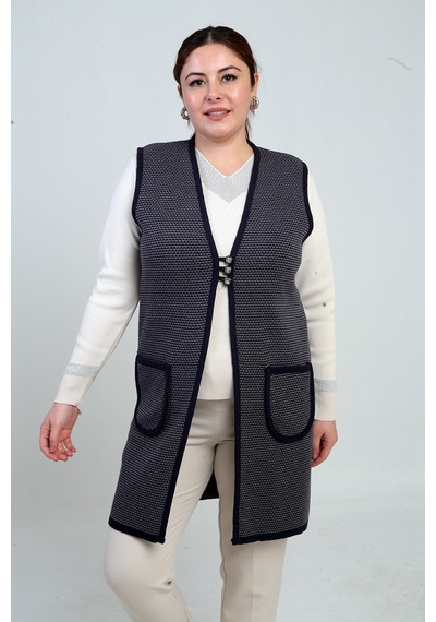 By Saygı Kadın Önü 3 Düğmeli Cepli Mini Üçgen Desen Büyük Beden Uzun Triko Yelek Lacivert By Saygı Kadın Önü 3 Düğmeli Cepli Mini Üçgen Desen Büyük Beden Uzun Triko Yelek Lacivert