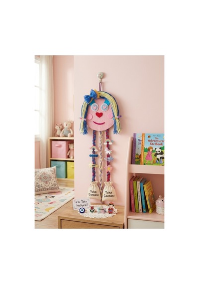 Kız Çocuk Pembe Sarı Mavi Çok Renkli Bebek Figürlü Kurdele Detaylı Sevimli Renkli Hediye Çocuk Odası Keçe Yün Doğal Tasarım Duvar Süsü Toka Organizeri