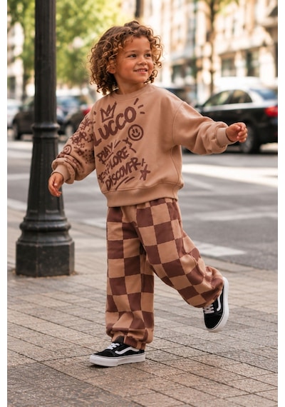 Zuzunga Erkek Çocuk Graffiti Baskılı Oversize Sweatshirt Ve Dama Desenli Bol Paça Eşofman Takımı Kahverengi Zuzunga Erkek Çocuk Graffiti Baskılı Oversize Sweatshirt Ve Dama Desenli Bol Paça Eşofman Takımı Kahverengi