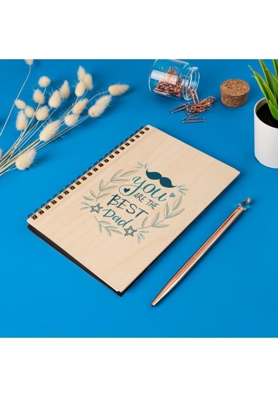 En İyi Babalara Hediye Ahşap Kapaklı Defter 12x18 Cm, 48 Yaprak Babaya Özel Hediye, Spiral, Çizgisiz Defter Çok Renkli En İyi Babalara Hediye Ahşap Kapaklı Defter 12x18 Cm, 48 Yaprak Babaya Özel Hediye, Spiral, Çizgisiz Defter Çok Renkli