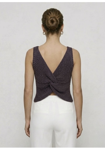 Neden Tekstil Twist Knot Detaylı Premium Kadın Triko Bluz V Yaka Örgü Dokulu Şık Crop Tasarım - Mürdüm