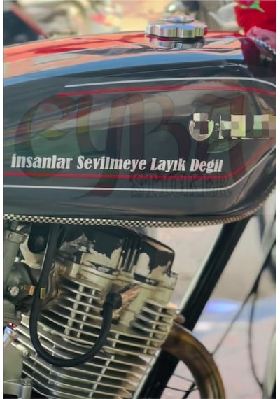 İnsanlar Sevilmeye Layık Değil Motorsiklet Yazı Sticker Araç Arkası