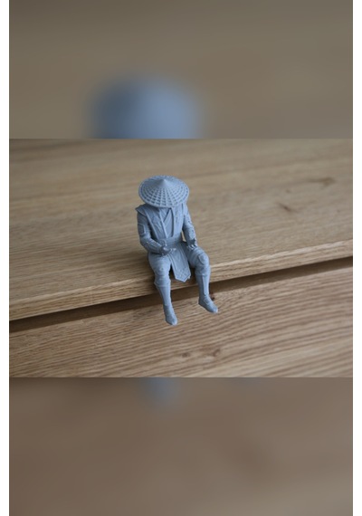 Zeroxo Hasır Şapkalı Oturan Savaşçı Figürü Minyatür Biblo 4x7 Cm