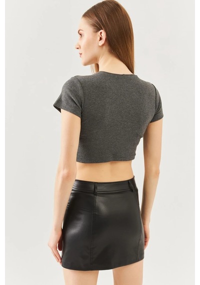 Butikgiz Kadın Kısa Kol Bisiklet Yaka Vücuda Oturan %100 Pamuklu Kaşkorse Esnek Crop Bluz Füme