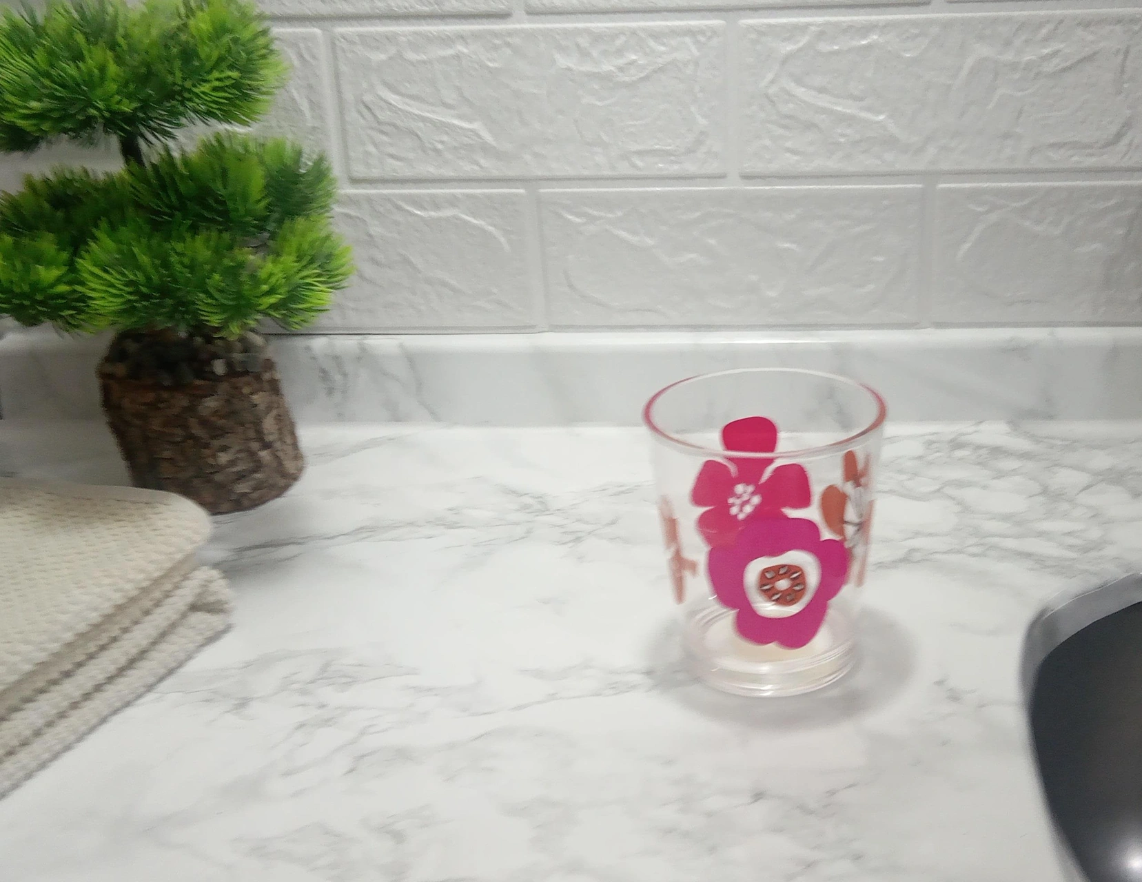 2 Adet Diş Fırçalık Ve Macun Kabı Kırmızı Papatya Akrilik 8x8x9cm Banyo Seti Çok Renkli