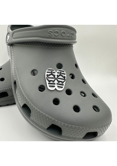 Crocs Terlik Süsü Ve Aksesuarı , Çanta Süsü Jibbitz Parmak Arası Terlik 02 Görsel Logo Aksesuar Gri-açık Gri-beyaz