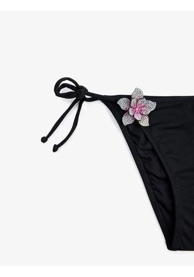 Koton Taşlı Çiçek Aksesuar Detaylı Yanları Bağlamalı İpli Bikini Altı Siyah 6sak00048mm Siyah Koton Taşlı Çiçek Aksesuar Detaylı Yanları Bağlamalı İpli Bikini Altı Siyah 6sak00048mm Siyah