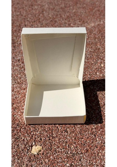 Beyaz Karton Takı Kutusu 9,5x9,5x2 Cm Kapaklı Model 5 Adet + Yeşil Kırpık Kağıtlı