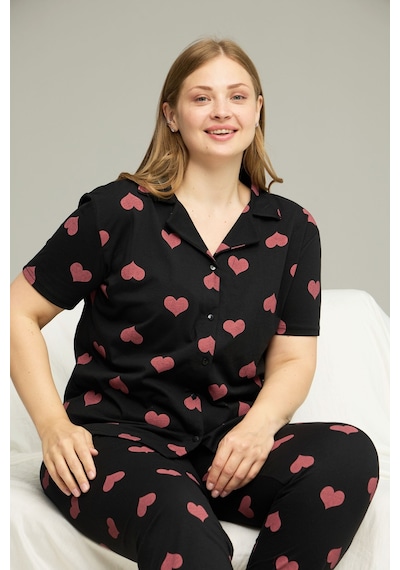 Siyah İnci Curve Büyük Beden Battal Boy Kısa Kollu Düğmeli Pamuklu Pijama Takımı Siyah Pembe Kalp Siyah İnci Curve Büyük Beden Battal Boy Kısa Kollu Düğmeli Pamuklu Pijama Takımı Siyah Pembe Kalp