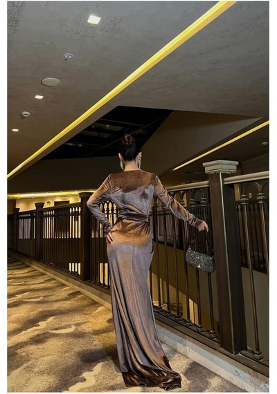 DefyModa Kadın Esnek Kadife Kumaş Kruvaze Yaka Kuşaklı Abiye Elbise Vizon