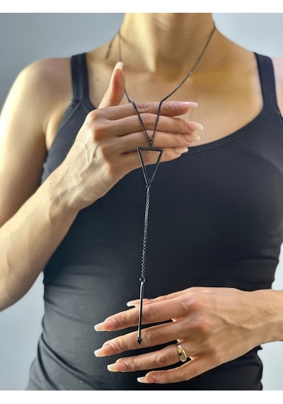 Siyah Üçgen Zincir Kadın Kolye 32 Cm Renkli