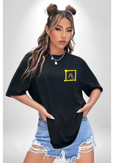 Fantastik Sanatsal Yeni Nesil Kırmızı Bere El İle Dürbün Siyah Oversize Unisex Ön Sol Yan Minimal Baskılı Tişört Koyu Siyah