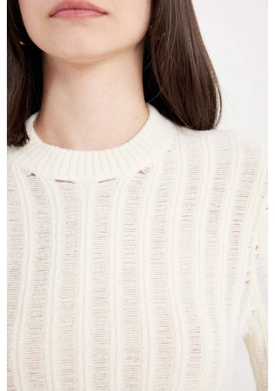 Defacto Regular Fit Crop Bisiklet Yaka Örgü Delikli Triko Kazak C6321AX24WNER103 Ekru