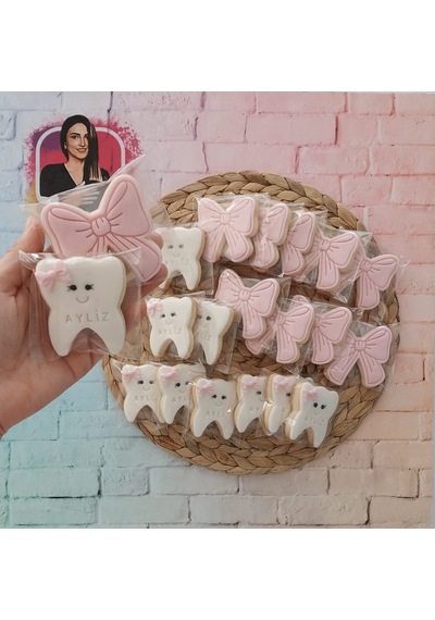 Bebeğinize Özel İsimli Diş Ve Fiyonk Model Butik Kurabiye - 20 Adet