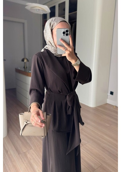 Ka Hijab Kuşak Detaylı Vatkalı Üçlü Takım - Kahverengi