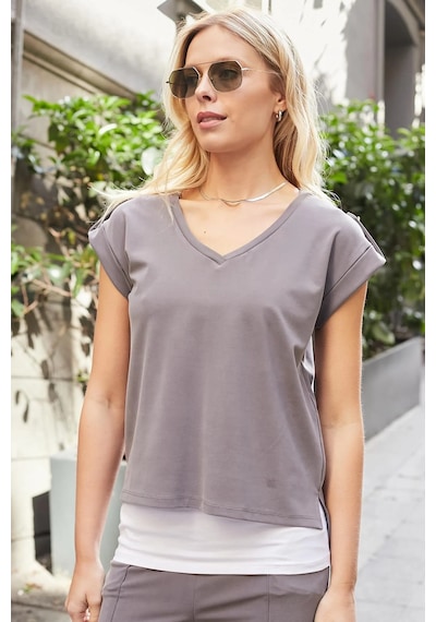 Jument Kadın Modal İpeksi Likralı Kumaş V Yaka Duble Kollu Apoletli Yanları Yırtmaçlı T-shirt Bluz-antrasit Antrasit Jument Kadın Modal İpeksi Likralı Kumaş V Yaka Duble Kollu Apoletli Yanları Yırtmaçlı T-shirt Bluz-antrasit Antrasit