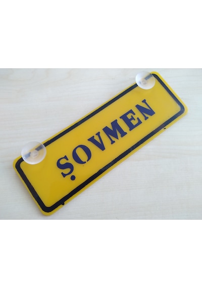 Şovmen Yazılı Sarı Dekor Plaka 22x7,5cm Vantuzlu Pleksi Dekor Levha Sarı Plaka 1 Adet