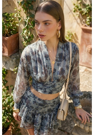 Fashion Cocktail Akışkan Dokulu Katmanlı V-dekolteli Şifon Kollu Kat Etekli V-yaka Çiçekli Glam Etek Bluz Takım Mavi Fashion Cocktail Akışkan Dokulu Katmanlı V-dekolteli Şifon Kollu Kat Etekli V-yaka Çiçekli Glam Etek Bluz Takım Mavi