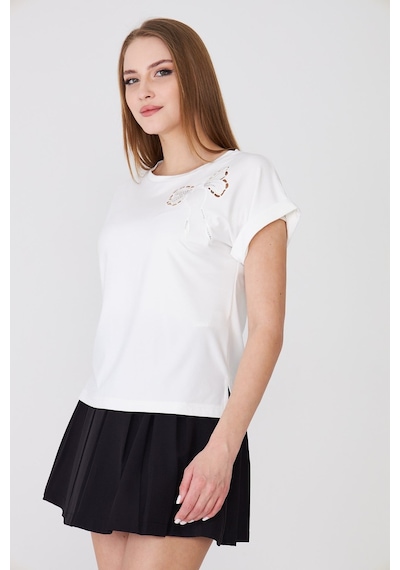 Sortie Collection Göğsü Fiyonk Nakışlı Yırtmaçlı Modal Basic Tişört Ekru Sortie Collection Göğsü Fiyonk Nakışlı Yırtmaçlı Modal Basic Tişört Ekru